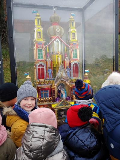 Dzieci oglądają Krakowską Szopkę