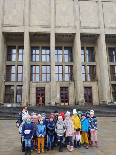 Dzieci stoją pod Muzeum Narodowym w Krakowie
