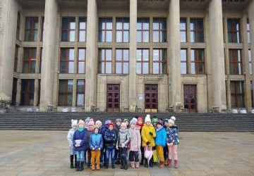 Uczniowie klasy pierwszej a stoją przed gmachem Muzeum Narodowego w Krakowie