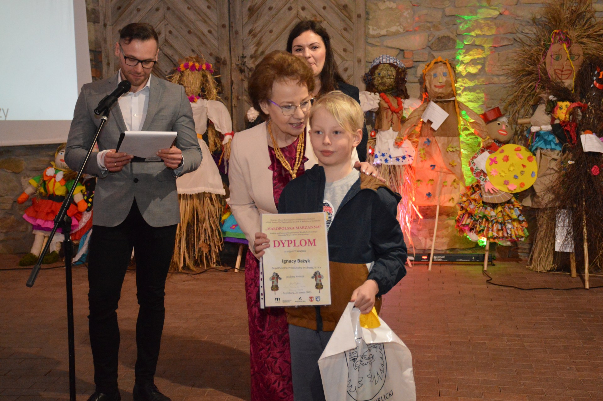 Ignacy odbiera dyplom oraz nagrodę za zdobycie II miejcsa w konkursie