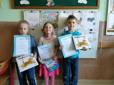 Dzieci z dyplomami i nagrodami