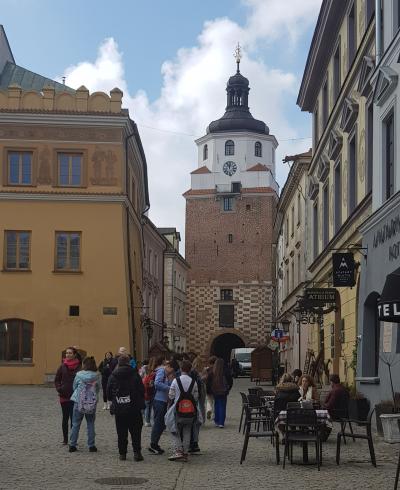 Uczniowie klasy 7a wraz z wychowawcą zwiedzają śródmieście Lublina.