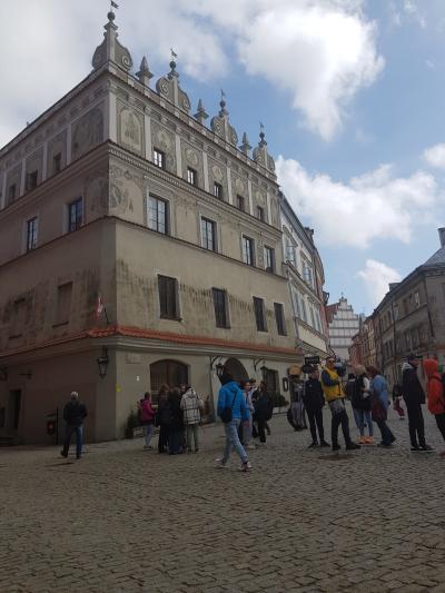 Uczniowie klasy 7a wraz z wychowawcą zwiedzają śródmieście Lublina.