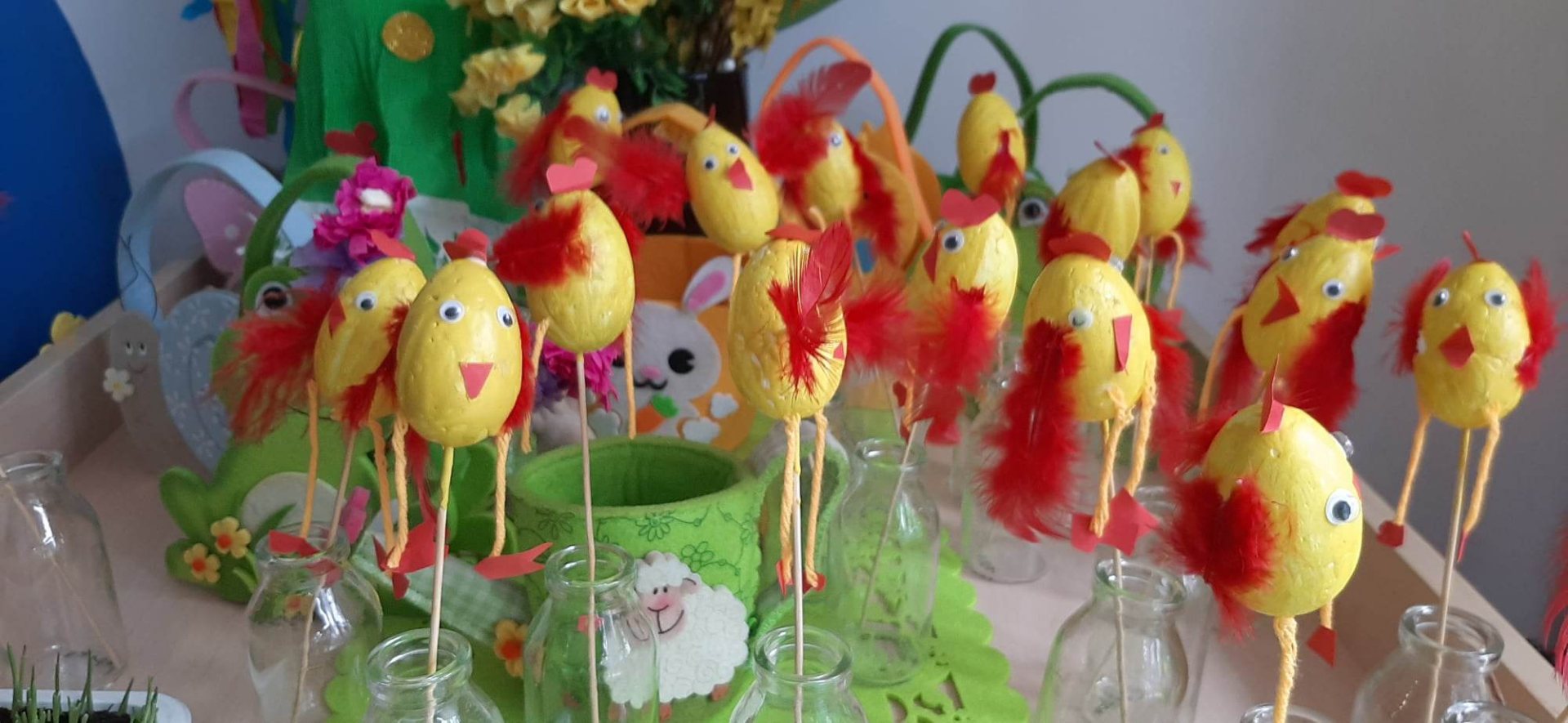 Praca plastyczna dzieci z grupy „Skrzaty” – kurczaki ze styropianowego jajka.