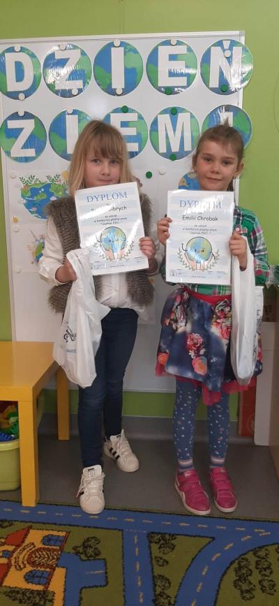 Dwie dziewczynki, które brały udział w konkursie trzymają dyplom oraz nagrody
