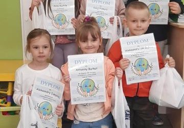Trzy dziewczynki oraz dwóch chłopców, którzy zdobyli wyróżnienie trzymają dyplom oraz nagrody
