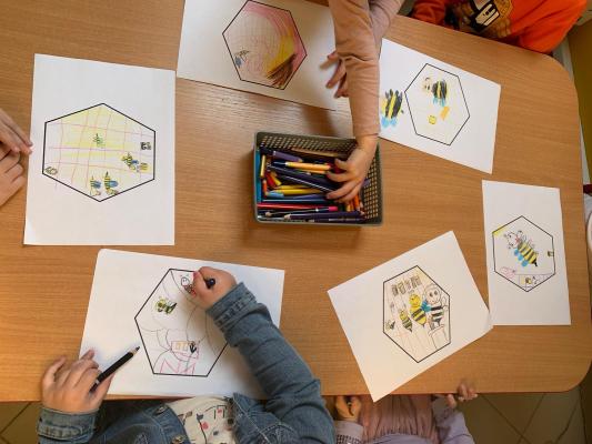 dzieci rysują logo projektu o pszczołach