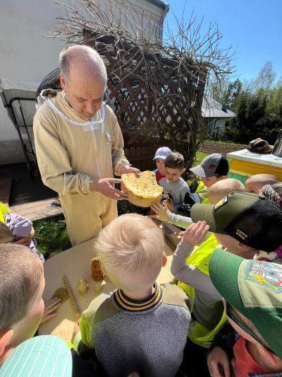 dzieci ogladają produkty z wosku pszczelego