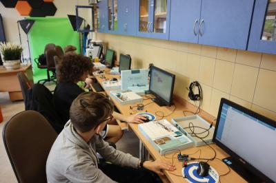Uczniowie programują za pomocą zestawu BeCreo. Na biurku podłączone elementy.