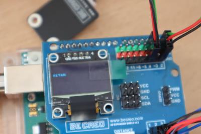 Płyka Arduino Uno z zamontowanym wyświetlaczem wyświetla napis wprowadzony przez ucznia.