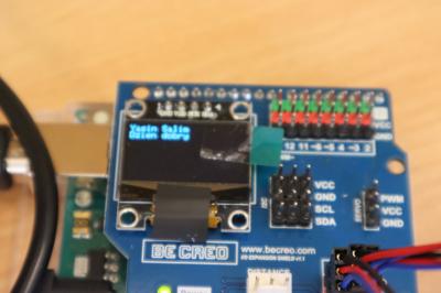 Płyka Arduino Uno z zamontowanym wyświetlaczem wyświetla napis wprowadzony przez ucznia.