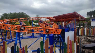 Dzieci uczestniczące w wycieczce bawią się w Sea Park Sarbsku na rolerkosterze.