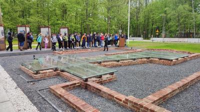 Dzieci uczestniczące w wycieczce zwiedzają  Westerplatte..