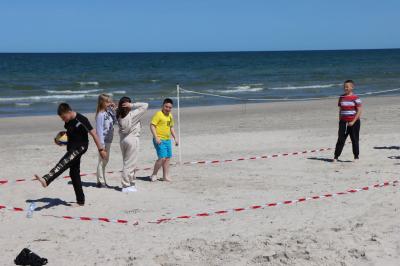 Dzieci uczestniczące w zabawach ruchowych na plaży w Łebie.