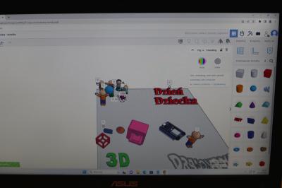 Uczniowie szkoły podstawowej biorący udział w warsztatach modelowania 3D na platformie Tinkercad. Ekran monitora na którym widac platformę projektowania Tinkercad.