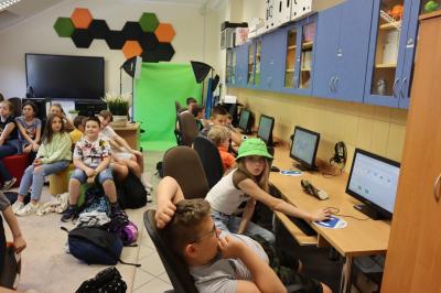 Uczniowie szkoły podstawowej biorący udział w warsztatach modelowania 3D na platformie Tinkercad. Uczestnicy spotkania pracuja w przestrzeni 3D przy komputerach