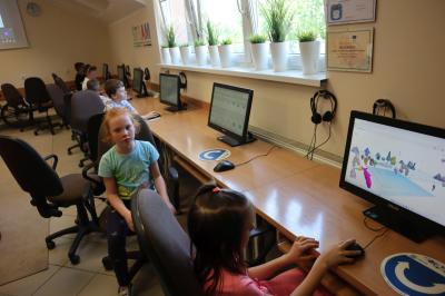 Uczniowie szkoły podstawowej biorący udział w warsztatach modelowania 3D na platformie Tinkercad. Uczestnicy spotkania pracuja w przestrzeni 3D przy komputerach/