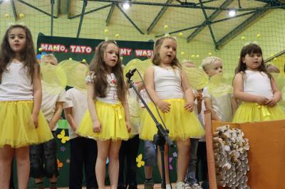 Dzieci z grupy Biedronki w strojach pszczółek występują na scenie.
