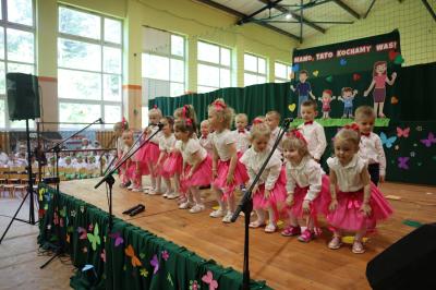 Dzieci z grupy Misie tańczą na scenie.