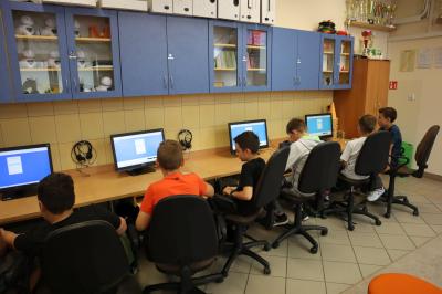 Uczniowie klasy Vb uczestniczą w zajęciach dotyczących przestrzeni 3D w środowisku modelowania Tinkercad. Zajęcia odbywają się w pracowni komputerowej.