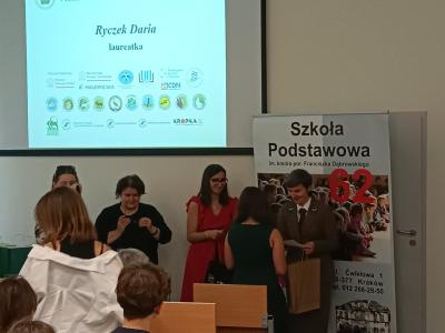 Daria odbiera nagrodę z rąk zaproszonych gości i organizatorów