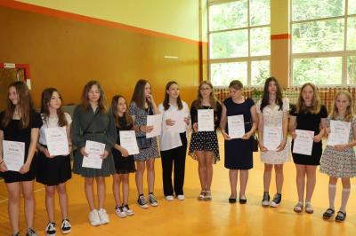 Nagrodzeni uczniowie podczas uroczystości zakończenia roku szkolnego.