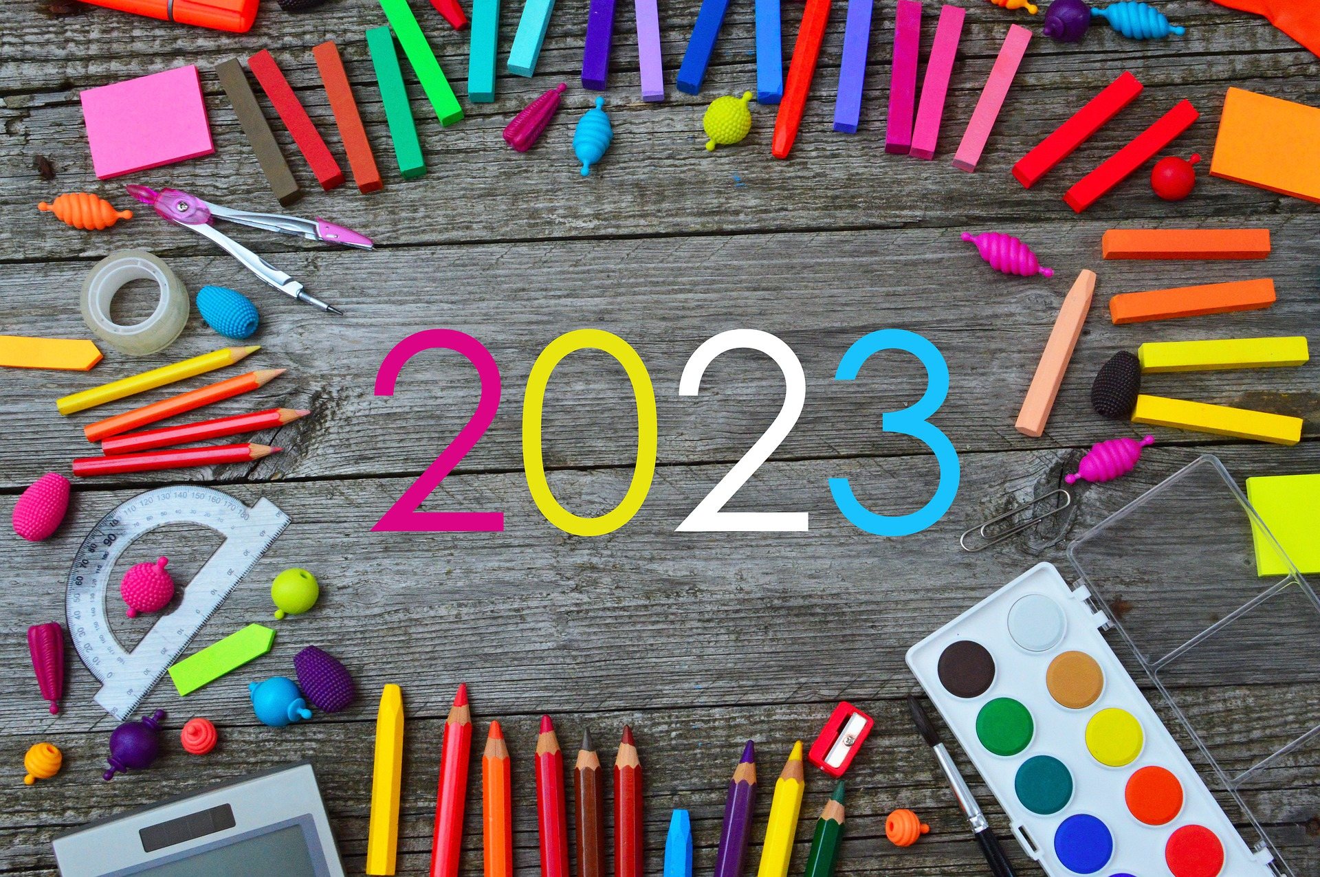 Grafika przedstawiająca nowy rok szkolny. Napis 2023, ołówki, kredki i inne przybory kreślarskie.