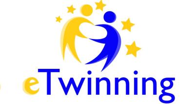 Logo programu Etwinning. Dwie postacie żółta i niebieska kierują do siebie ręce.