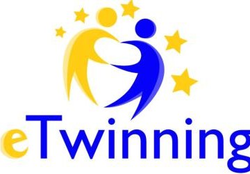 Logo programu Etwinning. Dwie postacie żółta i niebieska kierują do siebie ręce.