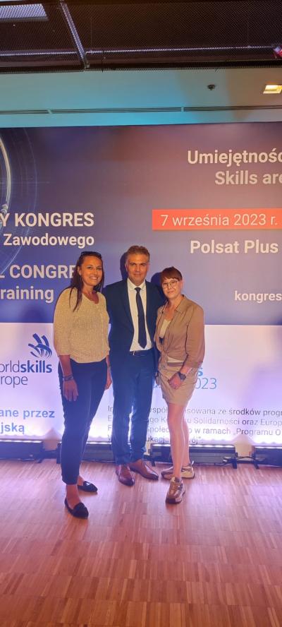 p. Katarzyna Guzior i p. Edyta Korzeniec stoją z Markiem Zającem, Wiceprezesem Skills Poland, FRSE