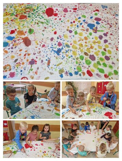 dzieci malują farbami na tkaninie