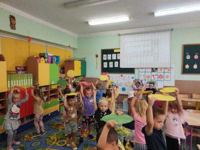 dzieci podnoszą kółka gimnastyczne