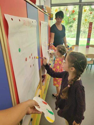 dzieci z grupy biedronek malują farbami obrazek