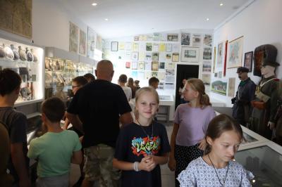 Uczniowie zwiedzają wystawy poświęcone pierwszej oraz drugiej wojnie światowej w Izbie Pamięci w Gorlicach.
