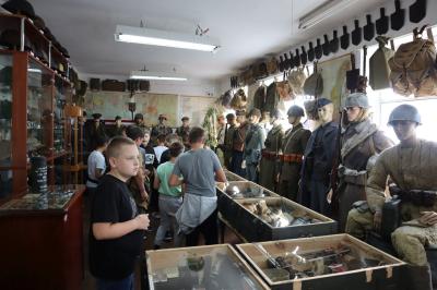 Uczniowie zwiedzają wystawy poświęcone pierwszej oraz drugiej wojnie światowej w Izbie Pamięci w Gorlicach.