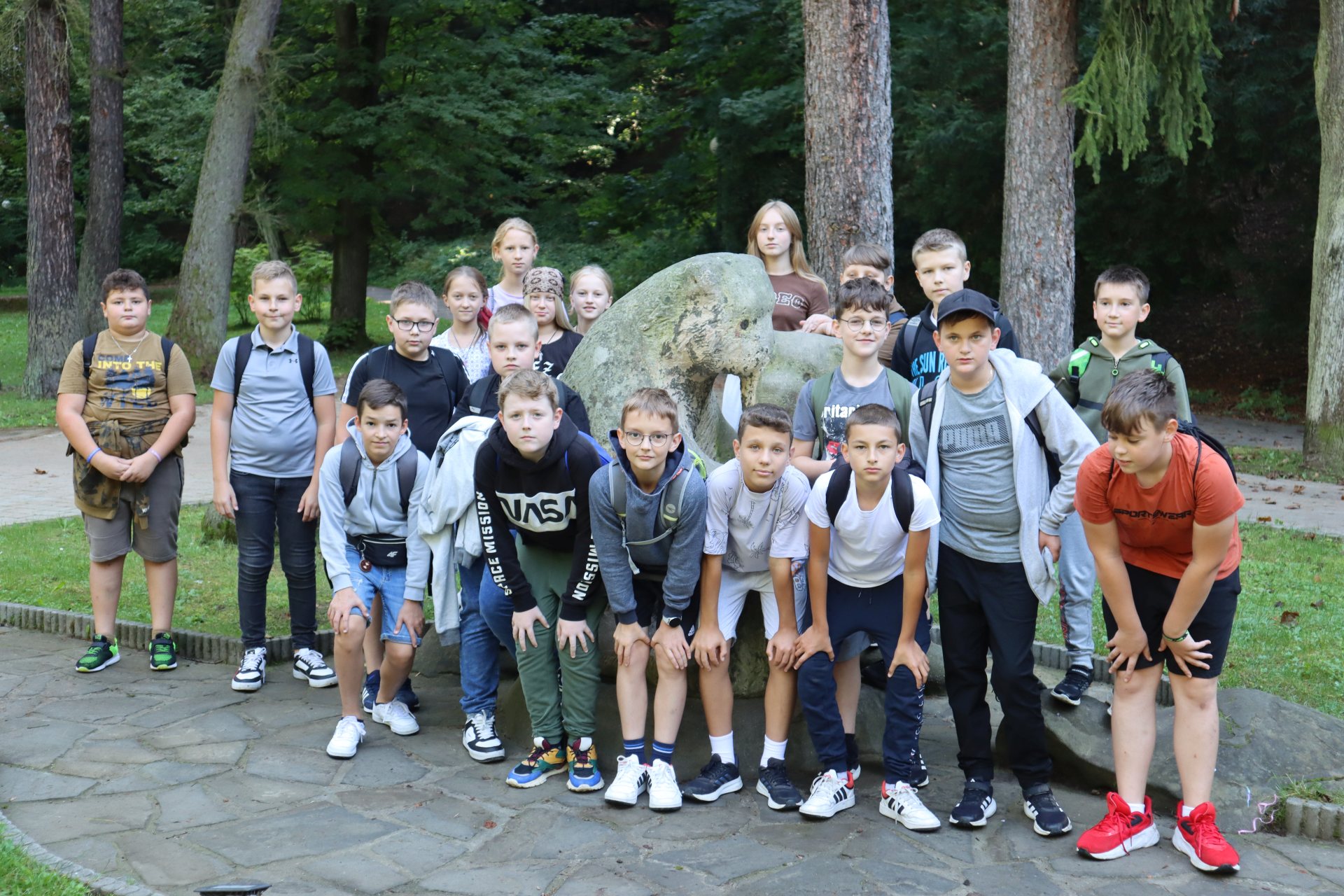 Zdjęcie grupowe klasy VIb przy misiach w gorlickim parku.