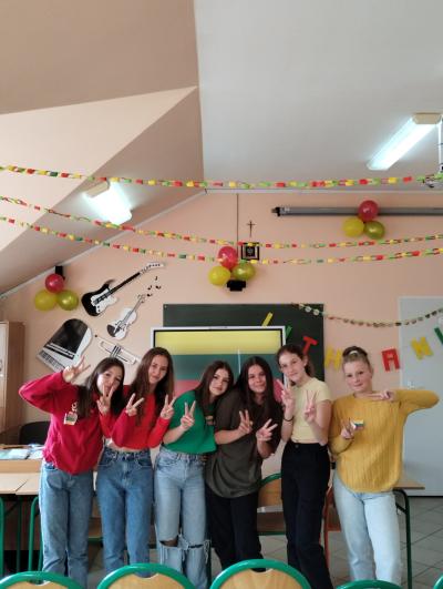 Sześć uczennic ubranych w kolory litewskiej flagi