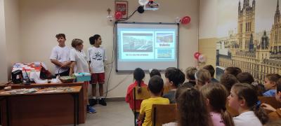 Trzech chłopców prezentuje kolegom informacje o stolicy Malty