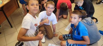 Trzech chłopców wygrało konkurs w układaniu puzzli