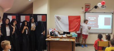 Uczeń prezentuje flagę Malty