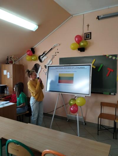 Uczennica przedstawia prezentację dotyczącą Litwy