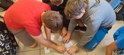 Uczniowie układają puzzle z mapą Malty
