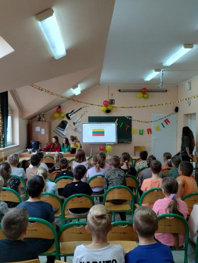 Uczniowie z klas młodszych oglądają prezentację multimedialną na temat Litwy