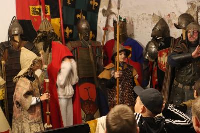 Uczniowie uczestniczą w lekcji historycznej w Zbrojowni Rycerskiej.