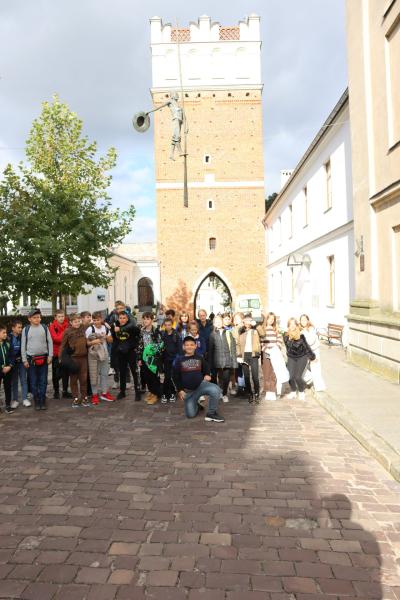 Uczniowie zwiedzają zabytki architektoniczne Sanomierza.