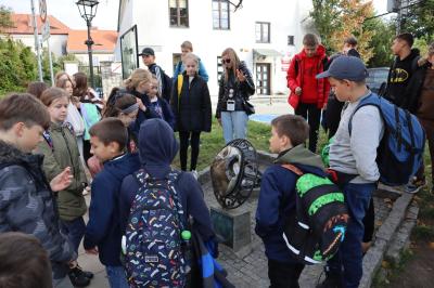 Uczniowie zwiedzają zabytki architektoniczne Sanomierza.