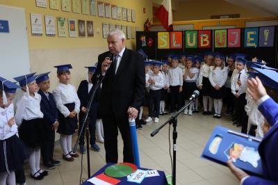 Dyrektor szkoły pan Aleksander Kalisz przemawia do dzieci oraz rodziców.