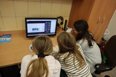 Uczniowie klasy VIIb uczestniczą w webinarze poświęconym programowi Tinkercad. Wszyscy siedzą przed komputerami.