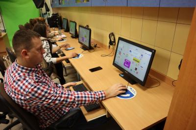 Nauczyciele ZSP w Libuszy czestniczą w webinarze poświęconym programowi Tinkercad. Wszyscy siedzą przed komputerami.