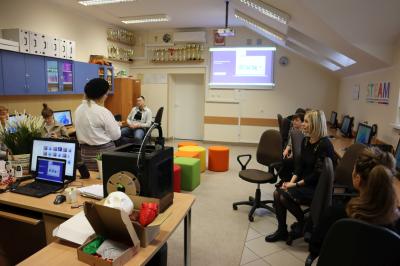 Nauczyciele ZSP w Libuszy uczestniczą w warsztatach stacjonarnych w pracowni informatyki. Zajęcia poświęcone modelowaniu 3D.